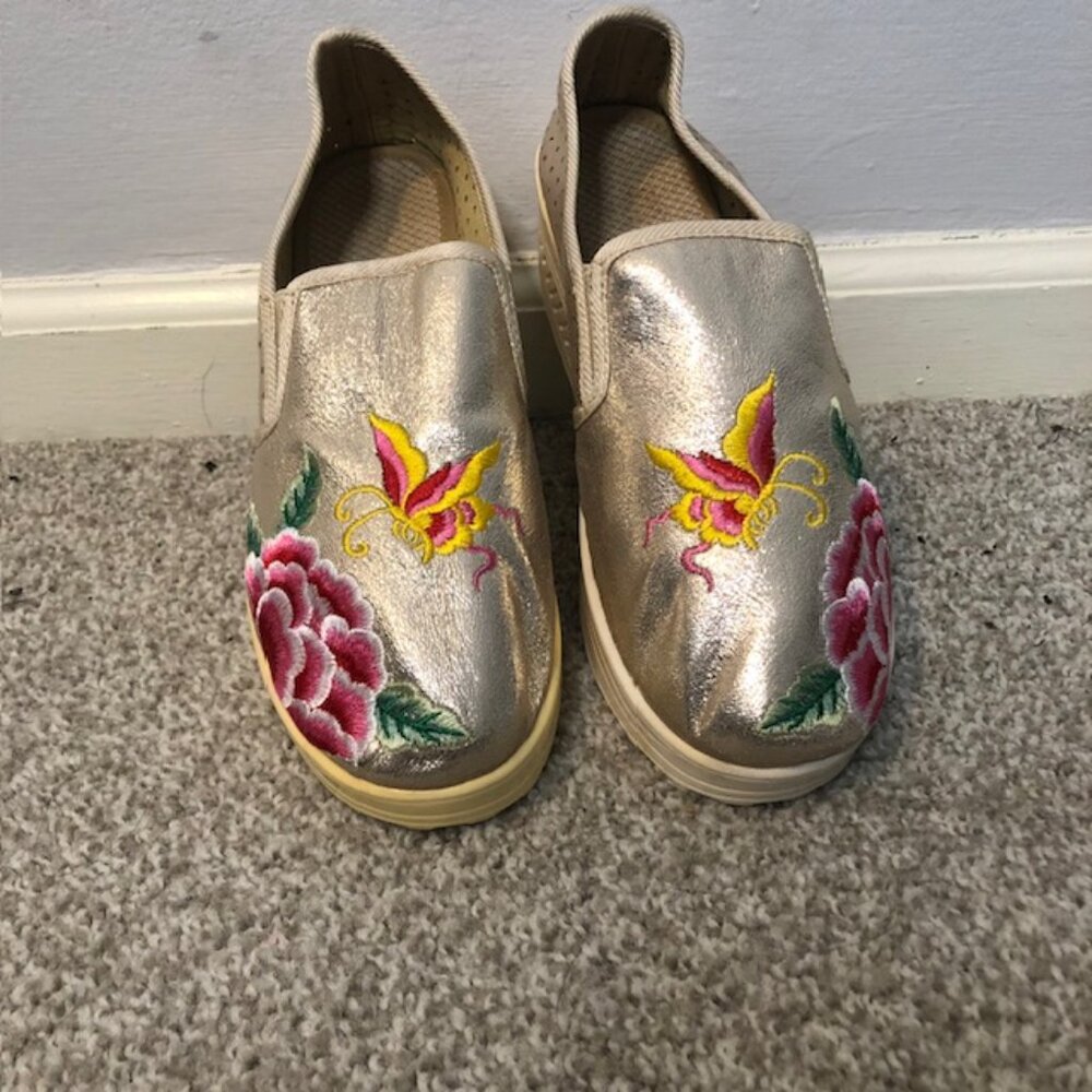 Brash Gold Floral Embroidered Slip-On Flats – Size 8